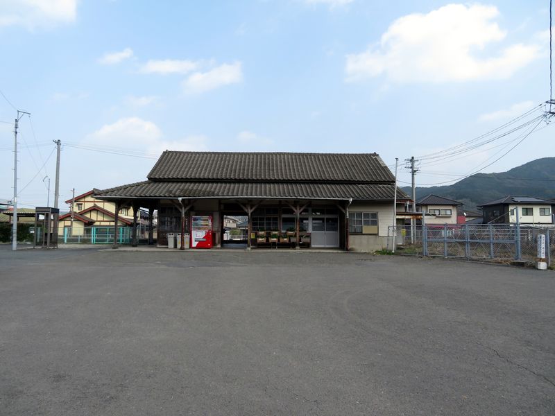 山本駅駅舎（駅入口正面から）