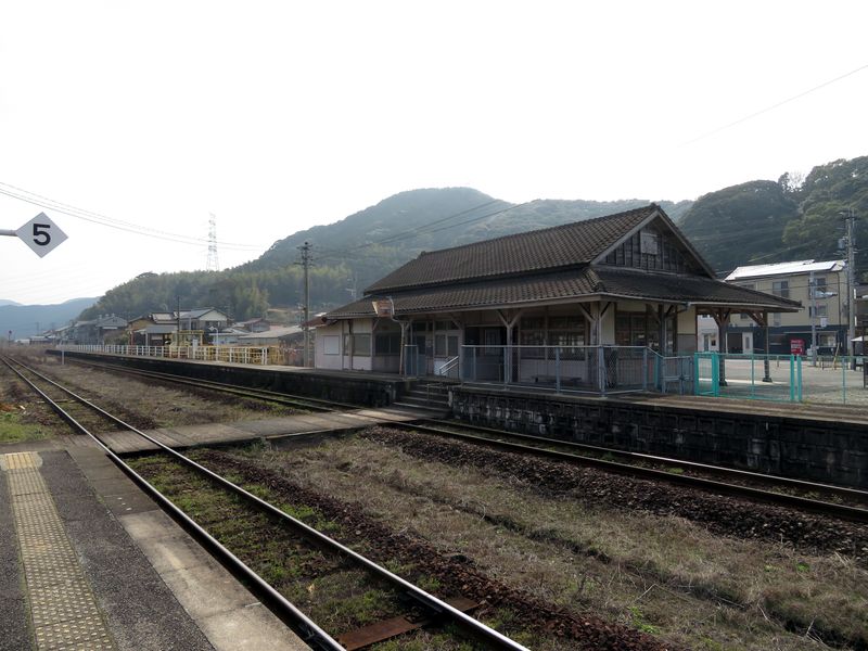 山本駅駅舎（2番・3番ホームから）