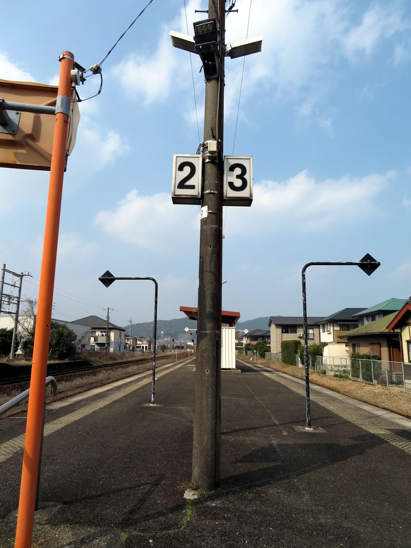 山本駅2番・3番ホームの番線標（行灯式）